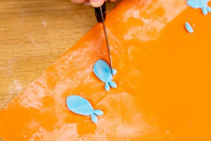 Fondantfische zurechtschneiden