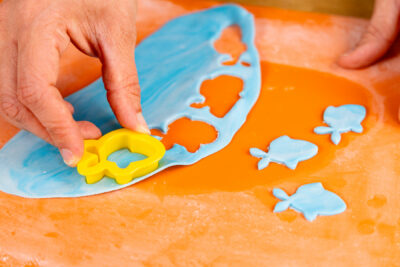 Fische aus Fondant ausstechen