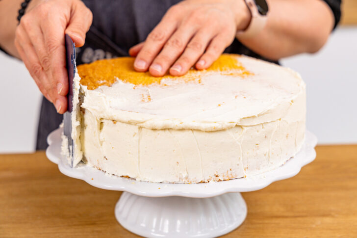 Torte mit Buttercreme einstreichen