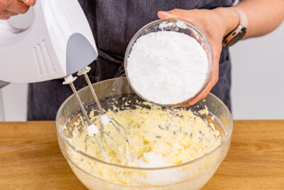 Puderzucker zur Butter geben