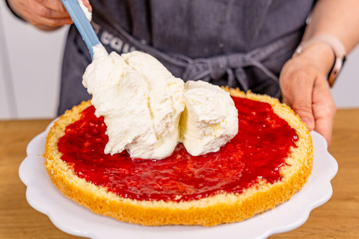 Tortencreme auf Biskuit verteilen
