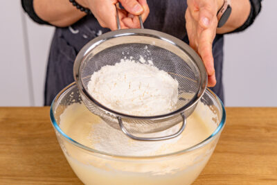 trockenen Zutaten zum Eischaum sieben