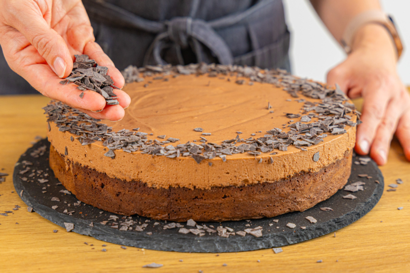 Schokostreusel auf Torte verteilen