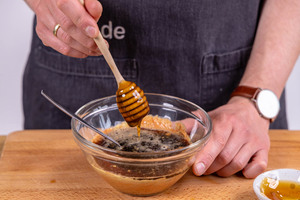 Honig zu Marinade geben