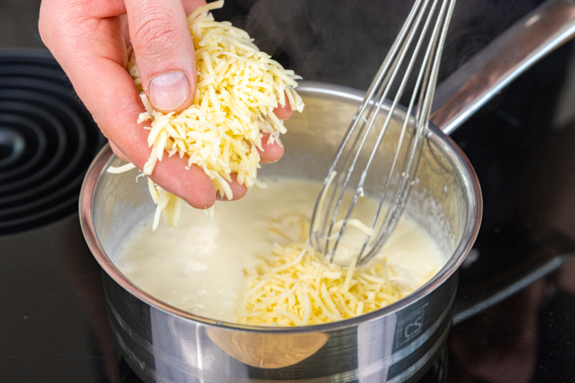 Geriebenen Käse dazugeben