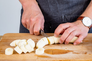 Bananen in Scheiben schneiden