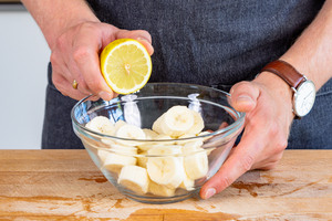 Bananen mit Zitronensaft beträufeln 