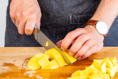 Mango in Würfel schneiden