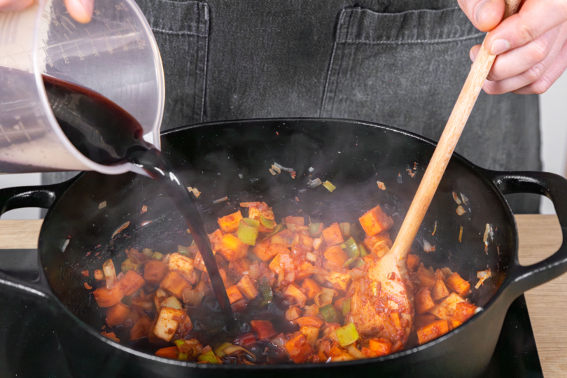 Mit Rotwein ablöschen.