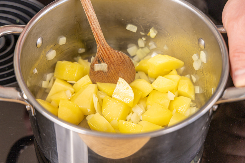 Kartoffeln und Zwiebeln im Topf anbraten