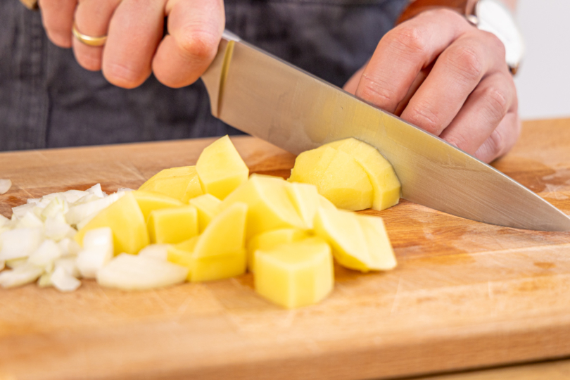 Kartoffeln und Zwiebeln schneiden