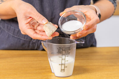Hefe und Zucker in die Milch geben