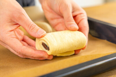 Pain au chocolat auf Backblech platzieren