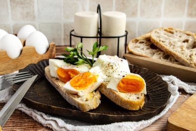 Pochierte Eier aus der Muffinform auf Brot