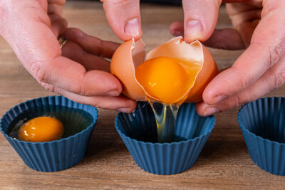 Eier in die Muffinform geben