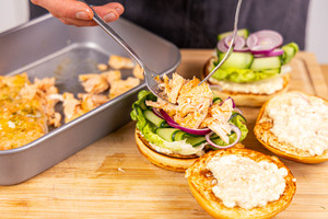 Pulled Lachs Burger belegen