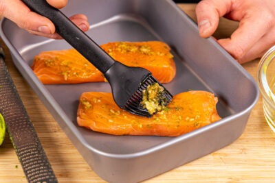 Lachsfilets marinieren