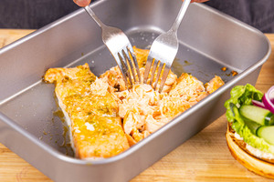 Lachs aus dem Ofen nehmen und zupfen