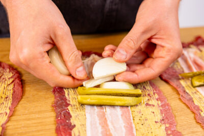 Roulade mit Gemüsestreifen belegen