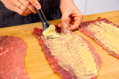 Roulade mit Senf einstreichen