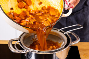 Sauce durchs Sieb abgießen