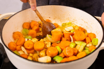 Suppengemüse anbraten