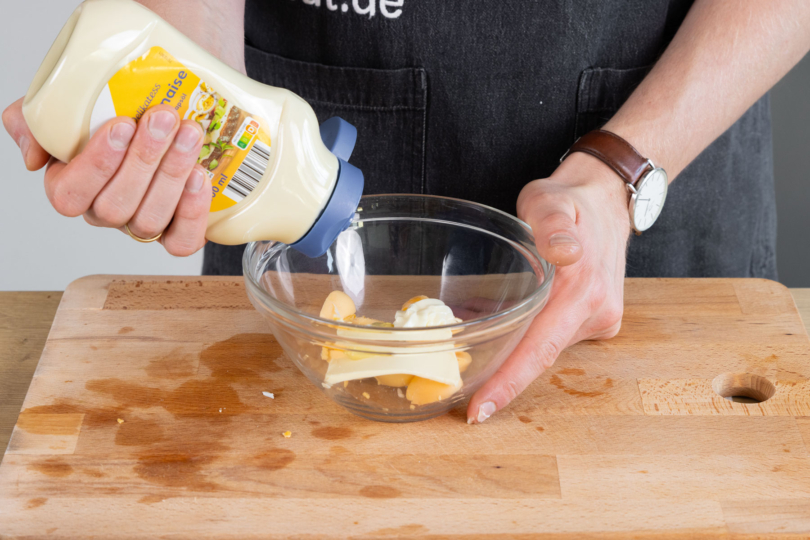Mayonnaise dazugeben.