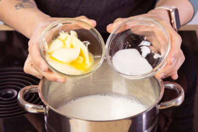 Zucker und Butter in den Topf geben