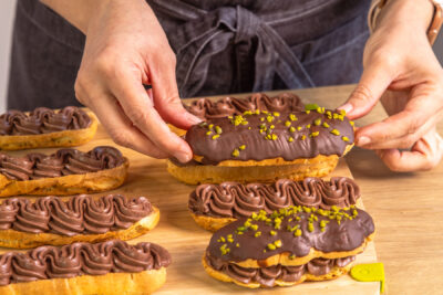 Obere Hälfte auf der Creme platzieren