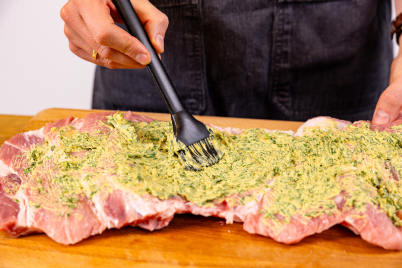 Schweinefleisch mit Füllung bestreichen