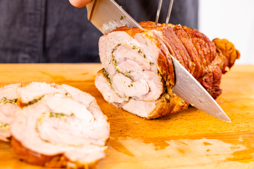Omas Schweinerollbraten in Scheiben schneiden