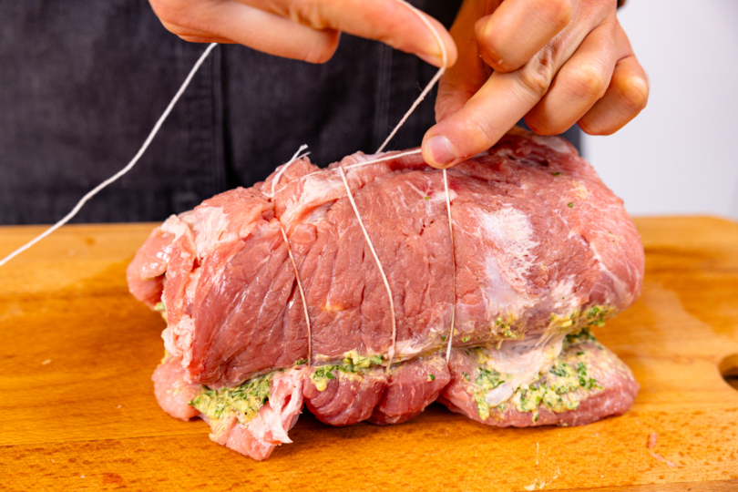 Schweinerollbraten mit Küchengarn binden und fixieren