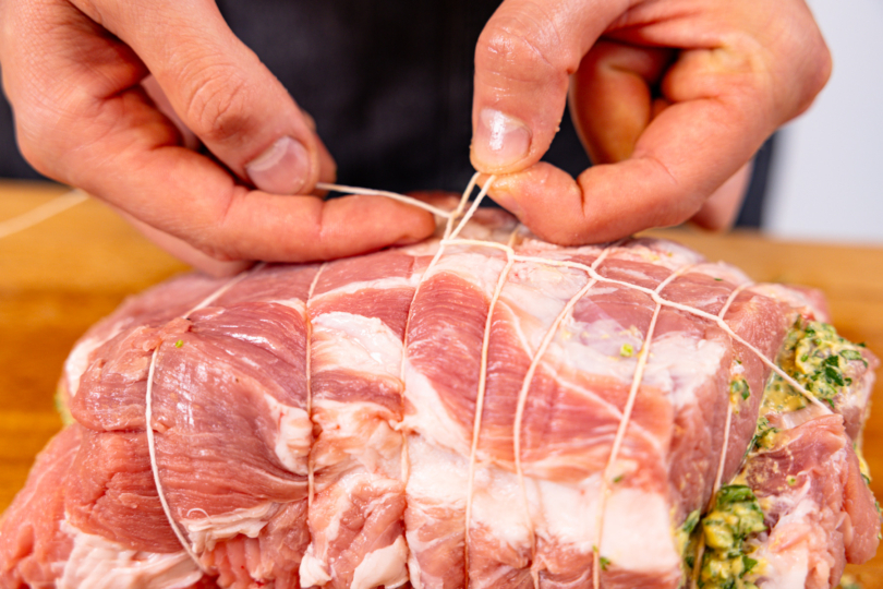 Schweinerollbraten mit Küchengarn binden und fixieren