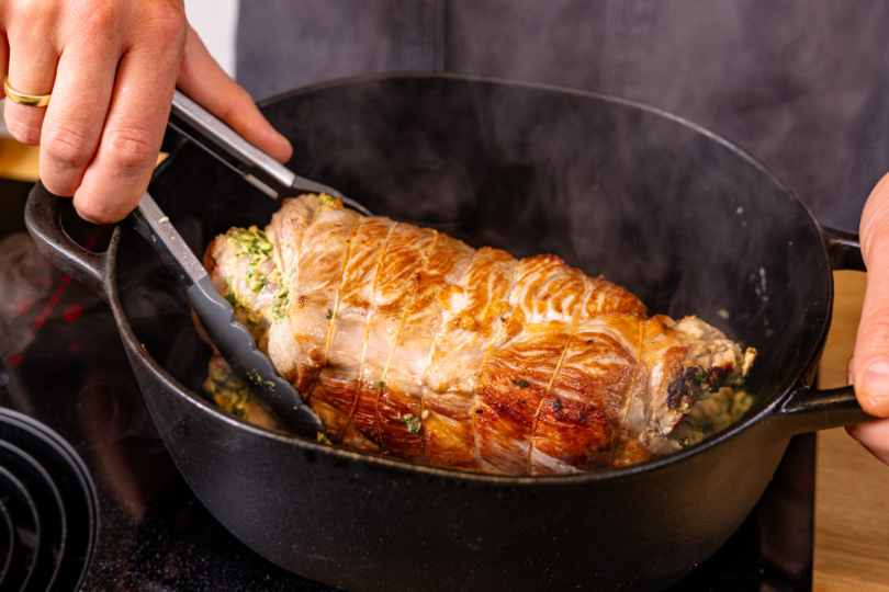 Schweinerollbraten im Bräter scharf anbraten