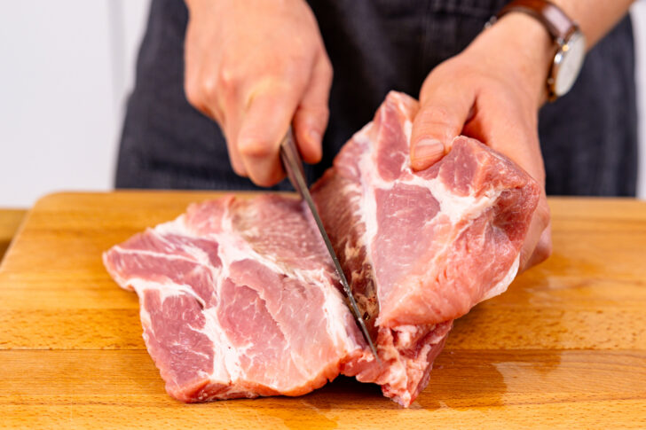 Schweinenacken im Schmetterlingsschnitt aufschneiden