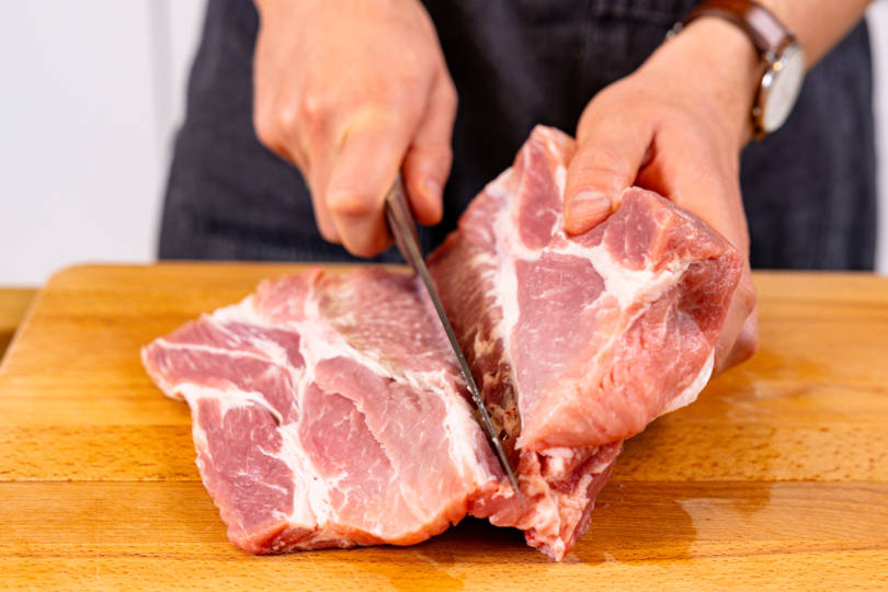Schweinenacken im Schmetterlingsschnitt aufschneiden