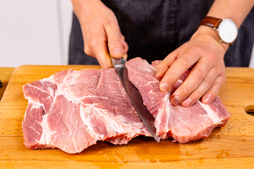 Schweinenacken im Schmetterlingsschnitt aufschneiden