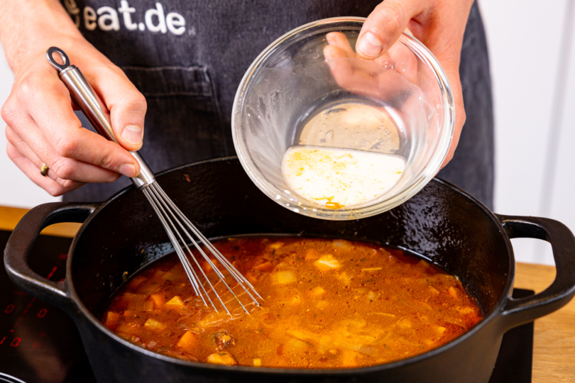 Bratensauce mit Stärke abbinden
