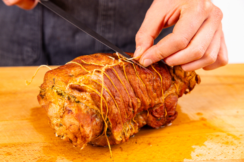Schweinerollbraten vom Küchengarn befreien