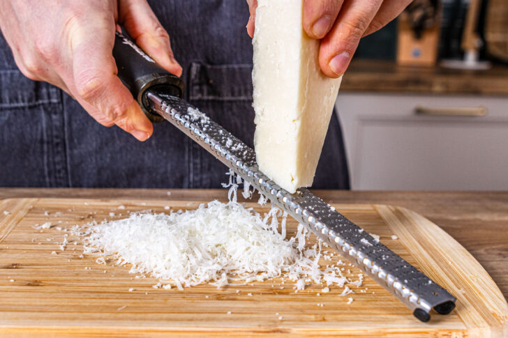 Parmesan reiben