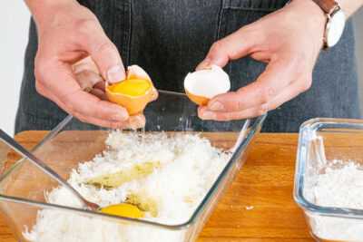 Eier und geriebenen Parmesan verquirlen