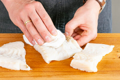 Fischfilet trocken tupfen und portionieren