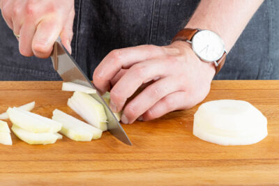 Kohlrabi schälen und in Stifte schneiden
