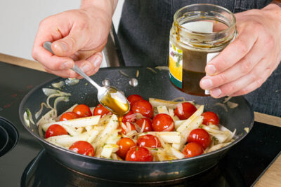 Pfannengemüse mit Honig und Balsamico abschmecken
