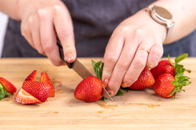 Erdbeeren putzen und in Stücke schneiden