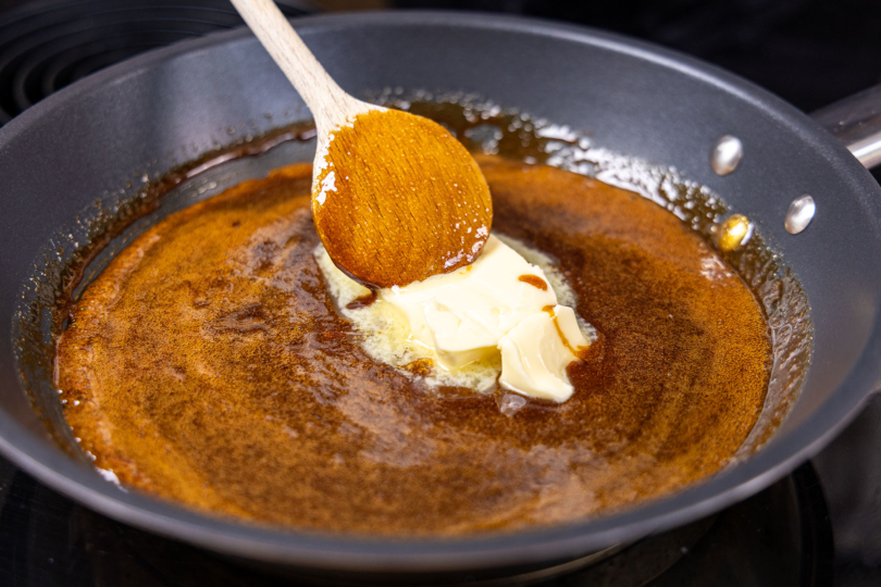 Butter zum Karamell geben