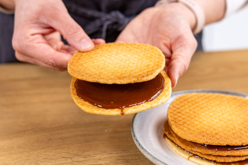 zweite Waffel aufs Karamell legen