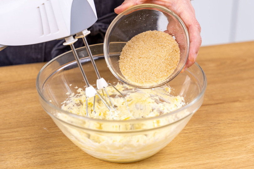Zucker zur Butter geben
