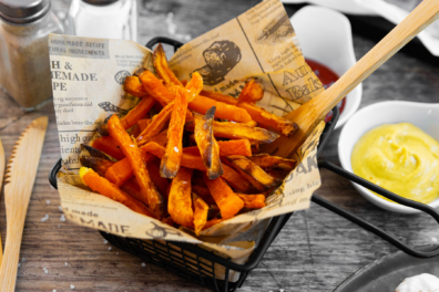 Süßkartoffelpommes aus der Heißluftfritteuse