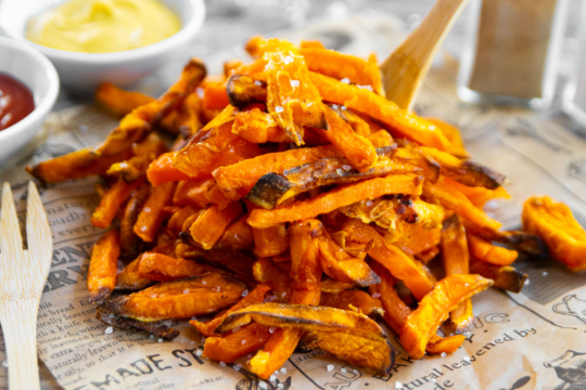 Süßkartoffelpommes aus der Heißluftfritteuse